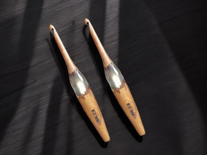 Crochet en bois et résine fait main de luxe |   Aiguille à crocheter à finition lisse et manche ergonomique pour usage professionnel et débutant - Product Image 4