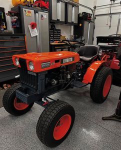 Tondeuse à gazon Kubota 4x4, petit tracteur avec chargeur frontal. - Product Image 4