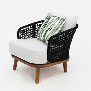 Ensemble de patio de style bistro moderne avec cadre en bois massif et chaises rembourrées confortables, idéal pour les coins extérieurs - Product Image 2