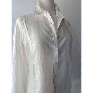 Chemise en satin et mousseline de soie formelle pour femmes VAMIKA - Ivoire, motifs léopard et floraux brodés, taille XL, col à nœud, dentelle - Product Image 1