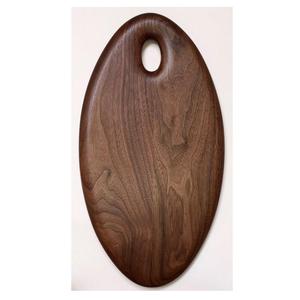 La planche à découper en bois est un mélange parfait d'utilité et de style conçu pour les cuisines modernes. - Product Image 5
