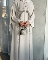 Abaya de Dubaï intemporelle en soie noire anti-rides, faite main, avec broderie argentée complexe, manches évasées élégantes, pour occasions de prière, raffinée