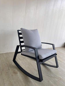 RK00167 Chaise à bascule d'extérieur moderne fabriquée en usine au Vietnam, structure en aluminium, coussin gris, mobilier de jardin pour villa et hôtel - Product Image 1