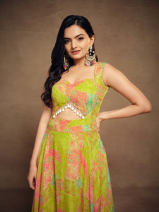 Achetez maintenant des robes Anarkali longues, richement brodées, aux couleurs vives, pour réceptions et fêtes, pour femmes, style indien, à bas prix. - Product Image 4
