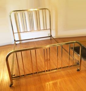 Cadre de lit en laiton contemporain avec des lignes nettes, finition élégante, attrait moderne pour les chambres à coucher urbaines élégantes - Product Image 3