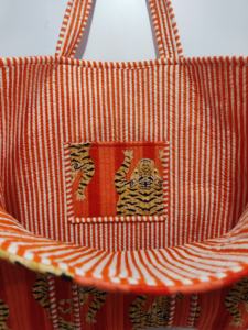 Bolso de mano acolchado hecho a mano con estampado de rayas de tigre de algodón con bolsillo interior, bolsos de mensajero bohemios PARA MUJER DE LA India - Product Image 6