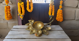 Diya Panchmukhi Jot Jot et Deepak Diya à long manche en laiton, articles de puja quotidiens, Diya à cinq faces Aarti, style d'art décoratif en métal - Product Image 2