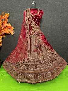 Exquisito terciopelo nupcial Lehenga Choli 12 Kali Heavy Flare Jarakan bordado multicolor doble Dupatta fiestas de invierno/verano - Product Image 6