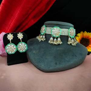 Ensemble ras du cou à la mode artistique traditionnelle de la meilleure qualité pour femmes perles et travail Kundan pour les mariages festivals et vêtements de fête - Product Image 3