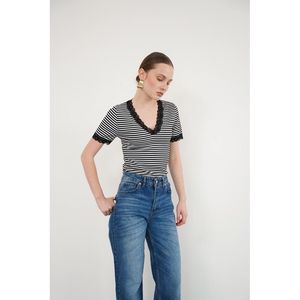 Camiseta al por mayor con cuello y puños de guipur y cuello en V - [object Object] - Product Image 2