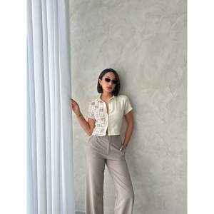 Blusa de Mujer con Elegantes Detalles de Encaje, Camisa Brillante para Mujeres Amantes de la Moda - Product Image 2