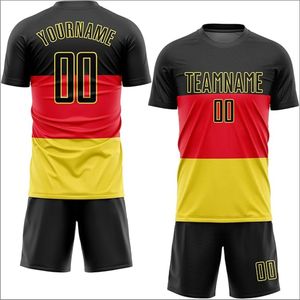 ชุดฟุตบอลพิมพ์ลายแบบซับลิเมชั่นคุณภาพสูงสำหรับผู้ใหญ่ ชุดยูนิฟอร์มฟุตบอล โพลีเอสเตอร์ 100% ดีไซน์แบบรีดร้อน ขายส่ง - Product Image 3