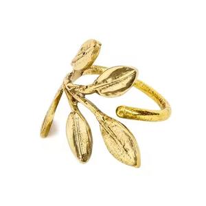 Atractivo Anillo para Servilletas con Diseño de Hoja Dorada, Moderno y Redondo, de Metal, para Bodas - Product Image 1