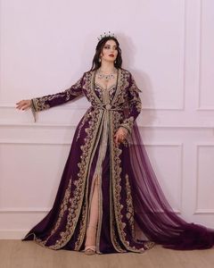 NEW--STUNNING LOURDE BRODERIE ZARI SUR CAFTAN VIOLET FONCÉ AVEC ROBE DE TRAIL AVEC PIERRE ORNÉE, TRAVAIL DABKA POUR LE MARIAGE = 2024 - Product Image 1
