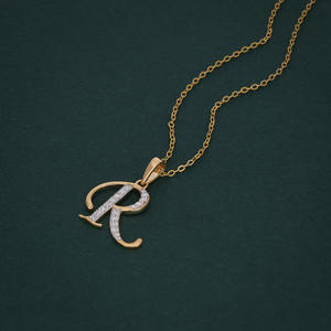 Charmant pendentif 'R' en or 18 carats avec diamant pour une touche personnalisée - Product Image 4