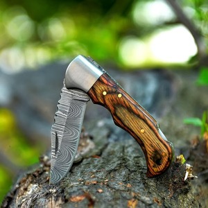 Cuchillo plegable de acero de Damasco hecho a mano personalizado con mango de madera y cubierta de bolsillo de cuero, cuchillos de supervivencia OEM - Product Image 4