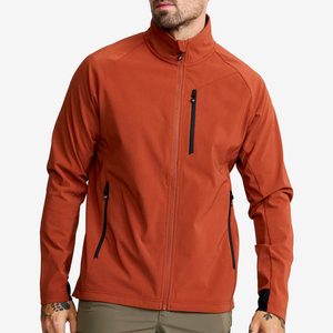 Chaqueta de caparazón suave que ofrece un fuerte aislamiento, tela suave y transpirable y exterior resistente al viento para viajes en clima frío. - Product Image 1