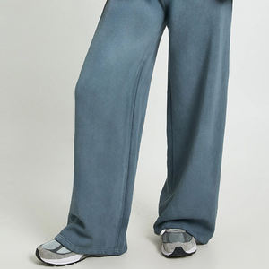 Chándal de diseño extragrande para mujer / Material de alta calidad con diseño de jersey y cierre de botones, con bolsillos tipo canguro y logotipo - Product Image 4