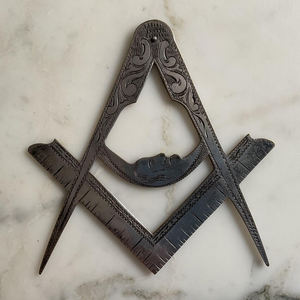 Un eccezionale e raro gioiello quadrato in metallo massonico vittoriano - Product Image 2