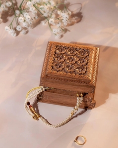 Joyero tallado a mano de madera de nogal con motivos florales en la parte superior 4x4 pulgadas hecho a mano de madera Ideas de regalo únicas para hombres y mujeres - Product Image 3