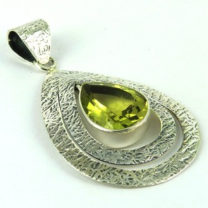 Aura of Beauty - Colgante de Plata de Ley con Topacio Limón en Forma de Pera, Estilo Bohemio, Joyería Cristiana - Product Image 2