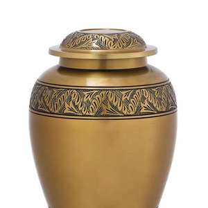 Urne funéraire métallique faite à la main pour les services funéraires Urnes de cendres pour adultes gravées en noir royal à vendre - Product Image 1