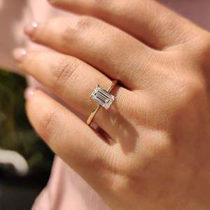 Anillo de Diamantes con Esmeralda Estilo Solitario - Product Image 6