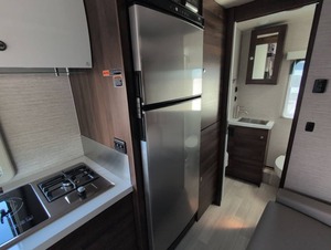 Caravane de voyage d'occasion 2022 Winneb-a-g-o V-i-e-w 24D pour l'extérieur, maison mobile, camping-car à vendre - Product Image 5