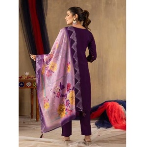 Elegante Conjunto Kurti de Seda Romana Bordado a Mano con Hilos Multicolores, Traje Tradicional para Fiestas - Product Image 3