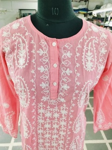 Vestido Corto de Manga 3/4 con Bordado Paisley Aari Hecho a Mano en India, Color Rosa Exótico, Selección para Damas, Túnica con Botones Delanteros - Product Image 4