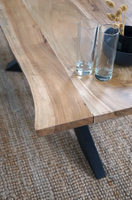 Table basse moderne avec plateau en bois massif et bords naturels-Mikado