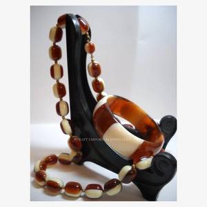 Colliers en résine bicolore fabriqués à la main avec des accents de paillettes et des détails de tourbillon Un cadeau de bijoux unique pour elle pour tous les événements - Product Image 3