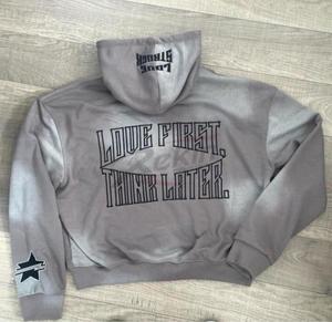 เสื้อฮู้ดติดซิปสำหรับฤดูหนาวปรับแต่งได้มีลายปักพลอยเทียมสีทึบลายพระอาทิตย์จางปรับแต่งได้ - Product Image 2