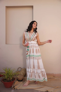 Robe maxi bohème à manches évasées brodée, écologique, lavable, 100% coton, taille naturelle, col en V, ourlet à volants, nœud en franges, été - Product Image 4