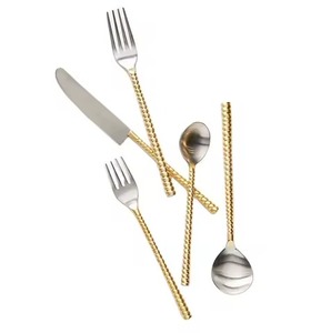 Juego de Cubiertos de Diseño Único, Juego de 5 Piezas de Acero Inoxidable con Mango Dorado - Product Image 1