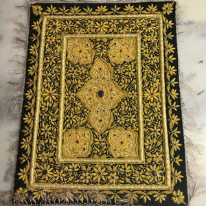 Alfombra de Joyas para Decoración del Hogar India, Hecha a Mano con Hilo Zari y Piedras Semipreciosas, Compre Artesanía India Auténtica - Product Image 1