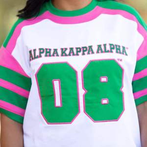 Camiseta gris 'Silver Star' para mujer, Camiseta de algodón suave con letras de parche de chenilla en negrita, ropa griega de moda informal inspirada en la Hermandad - Product Image 5