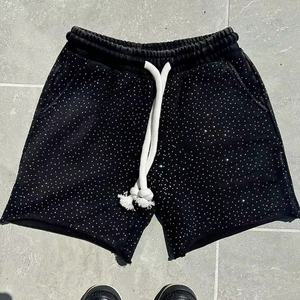 Fabricante de logotipo personalizado, ropa de calle, pantalones cortos de estilo, pantalones cortos de algodón con diamantes de imitación desteñidos al sol y serigrafía para hombre - Product Image 1