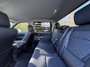 Toyota Tundra SR5 2023 en parfait état - Product Image 6