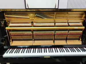 Piano droit Yamaha YUX Premium Noir 3, fabriqué au Japon, d'occasion, style mécanique, 3446036 YUX YUX2 YUX3 - Product Image 6
