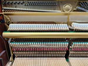 Piano droit Yamaha W104 marron d'occasion, acoustique professionnel 88 touches, instrument de seconde main - Product Image 3