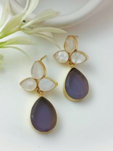 Boucles d'oreilles pendantes plaqué or de luxe Pétale blanc Floral & Dark Teardrop Gemstone Statement Jewelry - Product Image 4
