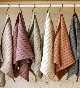 Paño de cocina de algodón blanco con rayas finas marrones/azul marino, doblado, con detalle de plato, disponible a precios de mayoreo - Product Image 2