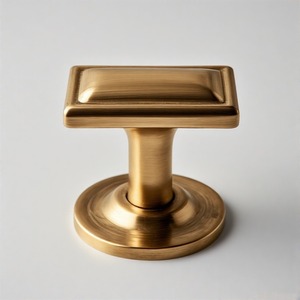 Pomo de puerta de metal grabado con cresta imperial HeirloomTurn Diseño de inspiración vintage para un atractivo atemporal y un encanto interior majestuoso - Product Image 3