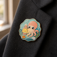 Maßgefertigte moderne antike Imitations-Oktopus-Laterne aus Emaille mit vergoldeter Oberfläche, Unterwasser-Meeresthema, Goldfisch-Brosche/Anstecker