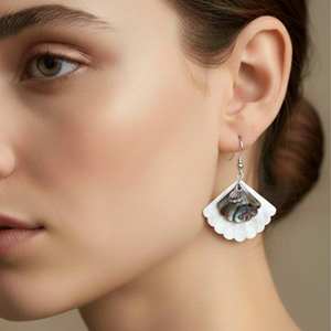 Boucles d'oreilles en corne de buffle d'eau du Vietnam polies de haute qualité, accessoires de mode uniques, vente au détail en boutique et vêtements tendance - Product Image 4