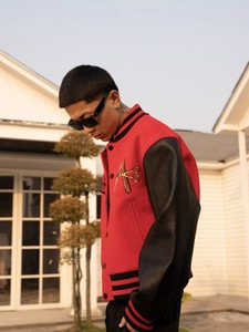 แจ็คเก็ตเบสบอลปักลายตัวอักษรผ้ากำมะหยี่ปักโลโก้แจ็กเก็ตผ้าขนสัตว์สีแดงดีไซน์ตามสั่ง - Product Image 3