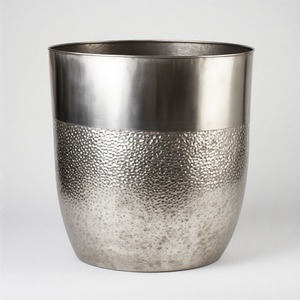 Jardinière en marteau brillant raffiné avec corps rond en ton argent pour intérieurs spirituels ou expositions de la nature - Product Image 6