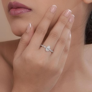 Anillo de Eternidad con Diamante de Laboratorio en Forma de Pera de 0.71 Quilates, Claridad F VVS1 VVS2, Certificado IGI, Diseño Moderno, Apilable, Regalo de Aniversario - Product Image 1