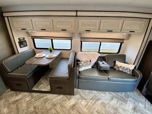 รถบ้านราคาประหยัดสำหรับครอบครัว Forest River Forester 2851SLE สีขาว ยูโร 5 รองรับ 4-6 คน พร้อมพื้นอะคริลิกสุดหรูและเคาน์เตอร์ครัว - Product Image 6